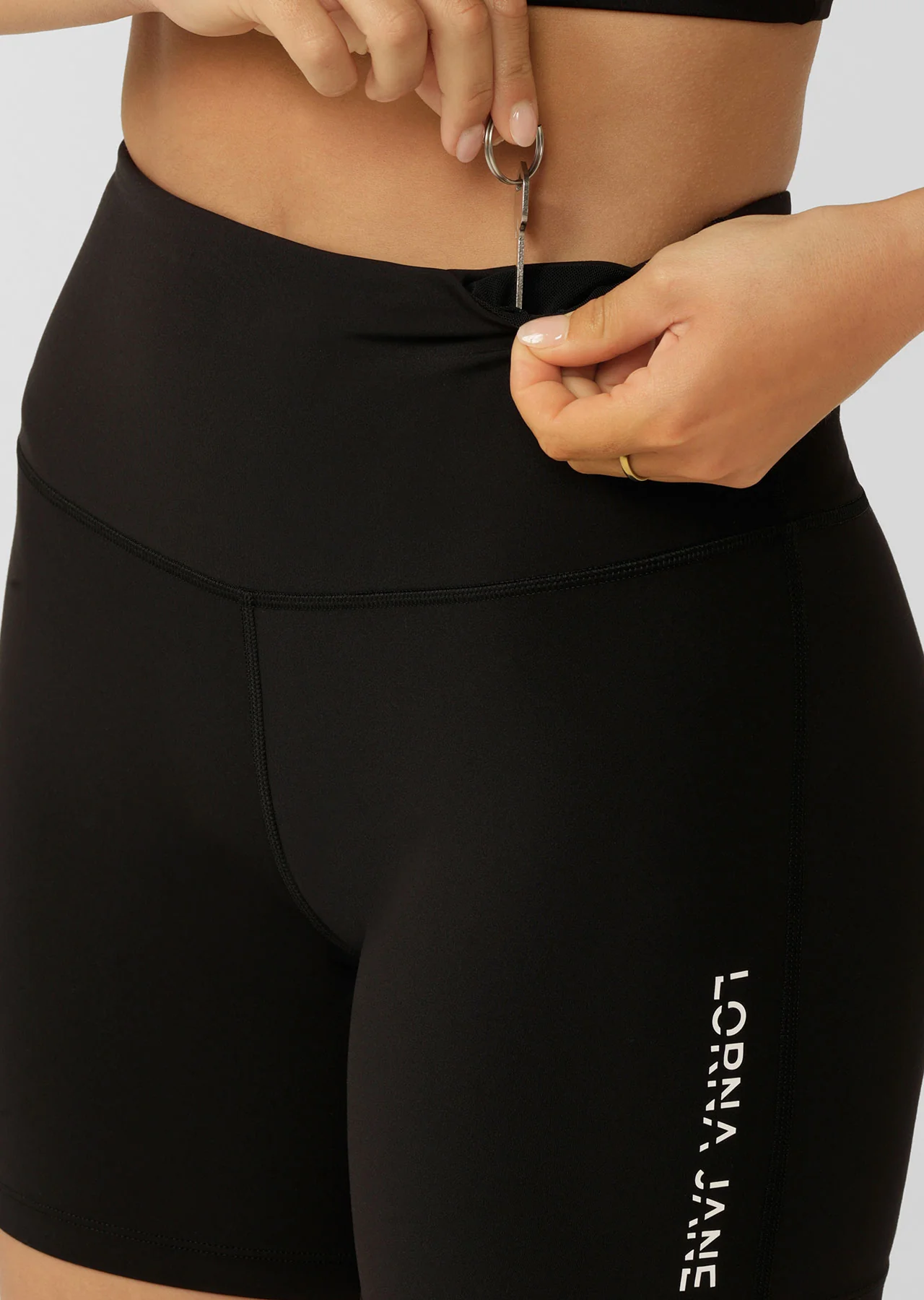 Lotus No Chafe Phone Pocket 12cm Bike Shorts - Recycled Black - Image 4