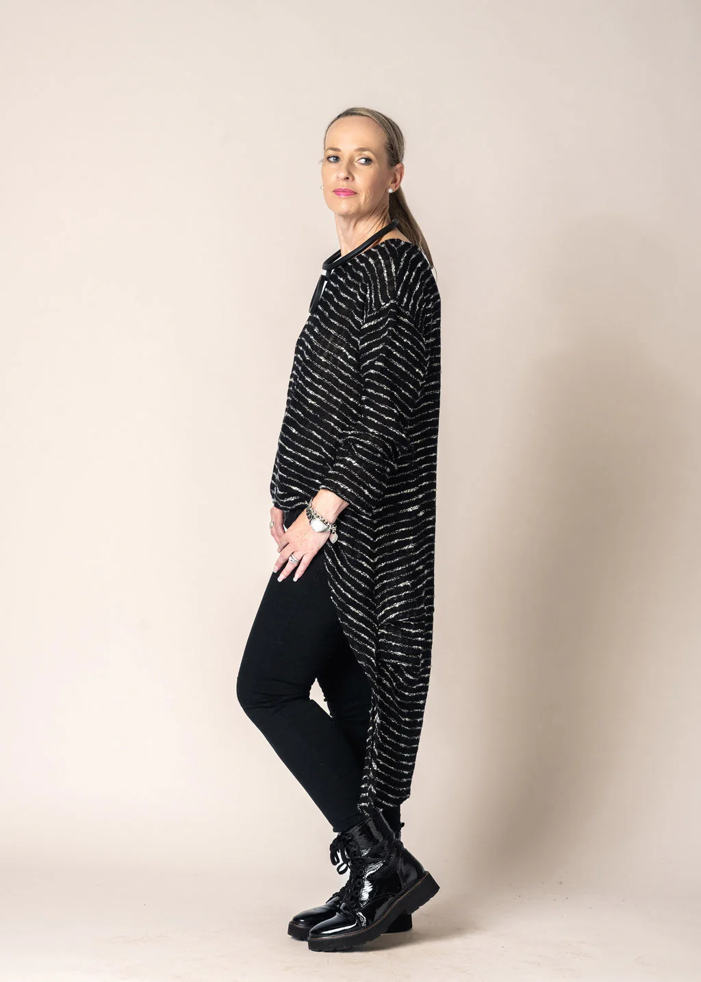 Norah Linen Top in Onyx - Image 2