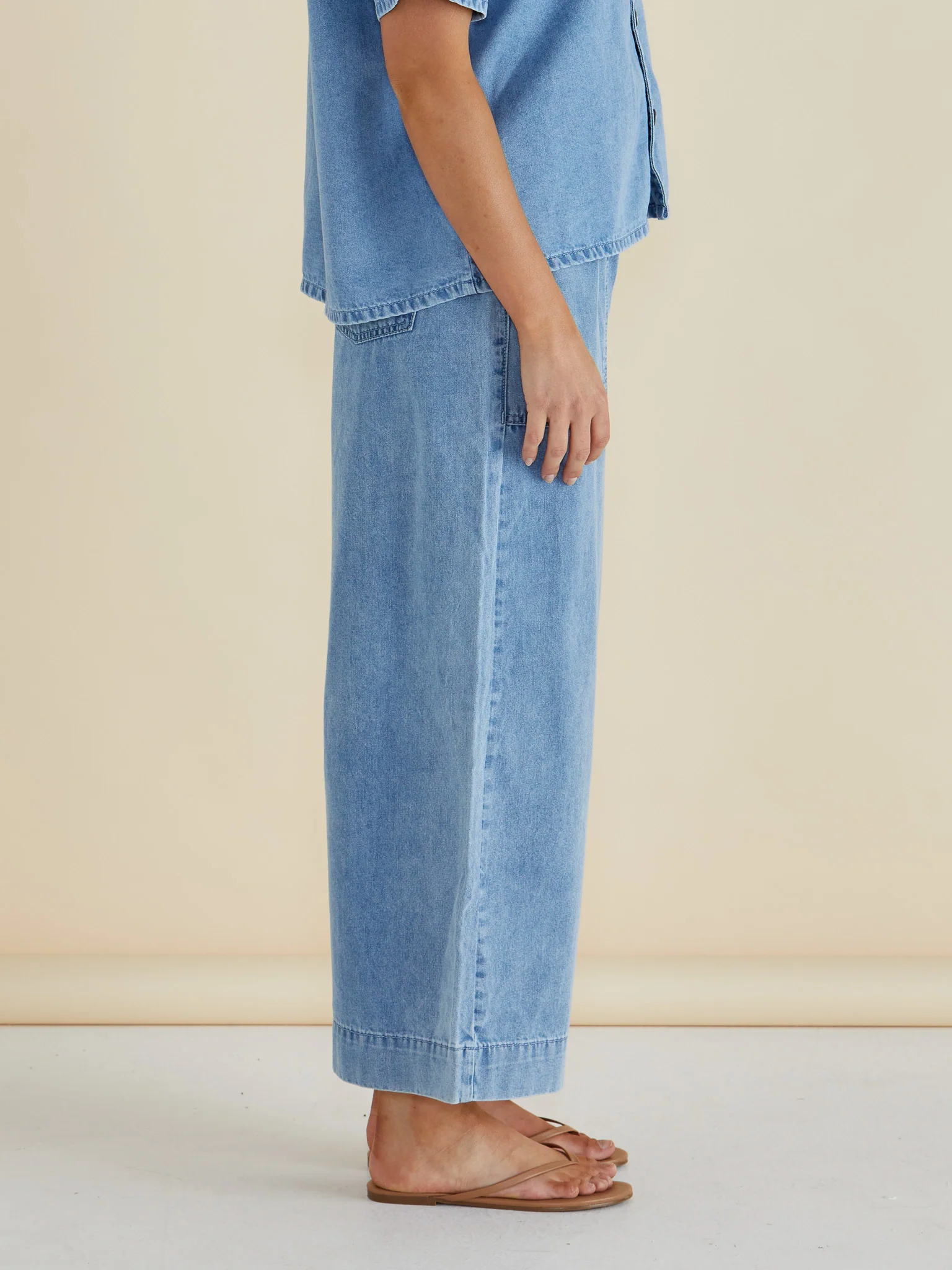 Saffra Relax Leg Jean - Medium Wash - Image 3